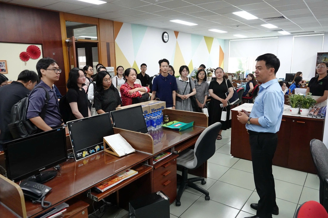 Giảng viên , học viên cao học báo chí tìm hiểu đào tạo báo chí tại Tuổi Trẻ 2026 - Ảnh 6.