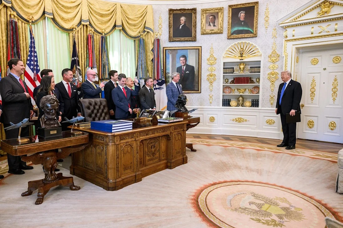 Chiêm ngưỡng Phòng Bầu dục dát vàng của Tổng thống Mỹ Donald Trump  - Ảnh 3.