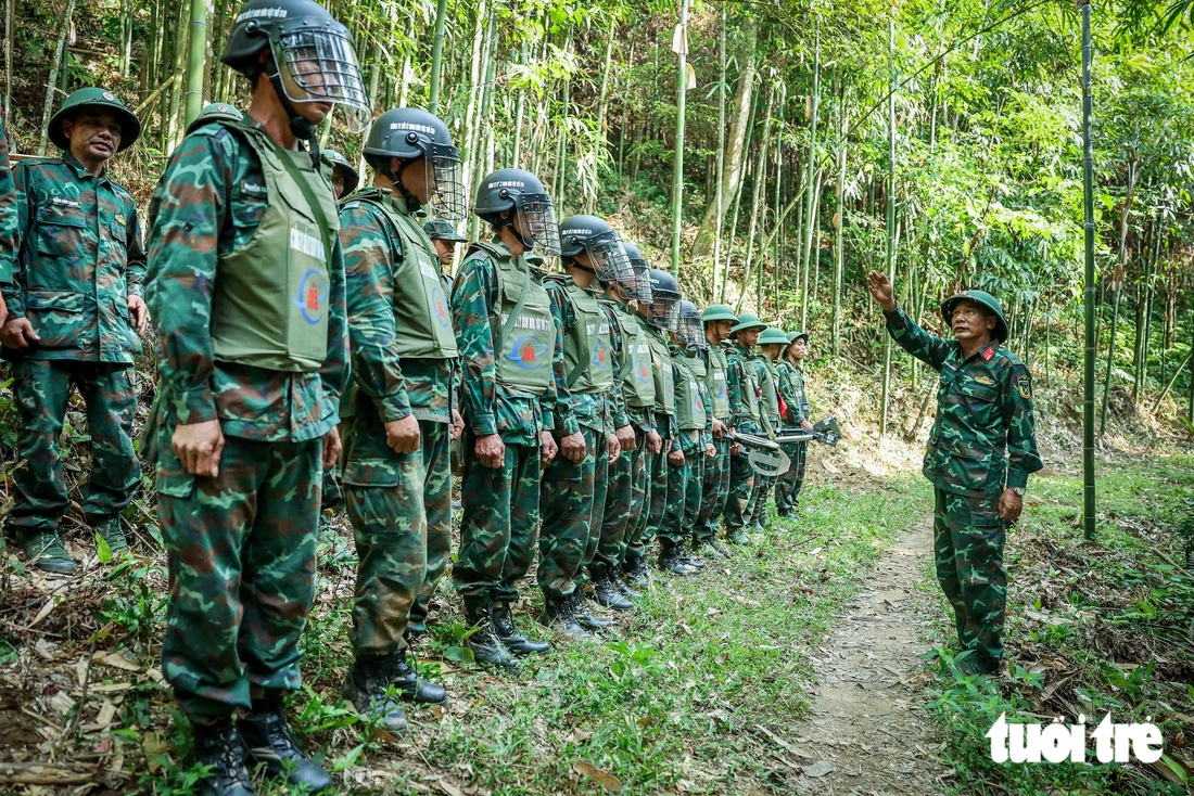 Người chỉ huy công binh 40 năm "lôi tử thần" từ lòng đất - Ảnh 2.