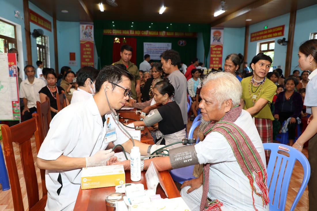 Thủy điện A Vương phối hợp khám bệnh, phát thuốc và trao quà tại xã Bến Hiên - Ảnh 2.
