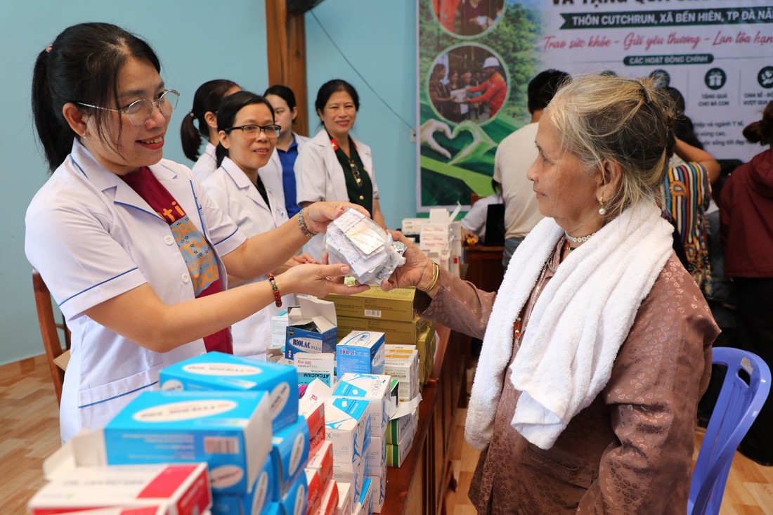 Thủy điện A Vương phối hợp khám bệnh, phát thuốc và trao quà tại xã Bến Hiên - Ảnh 4.