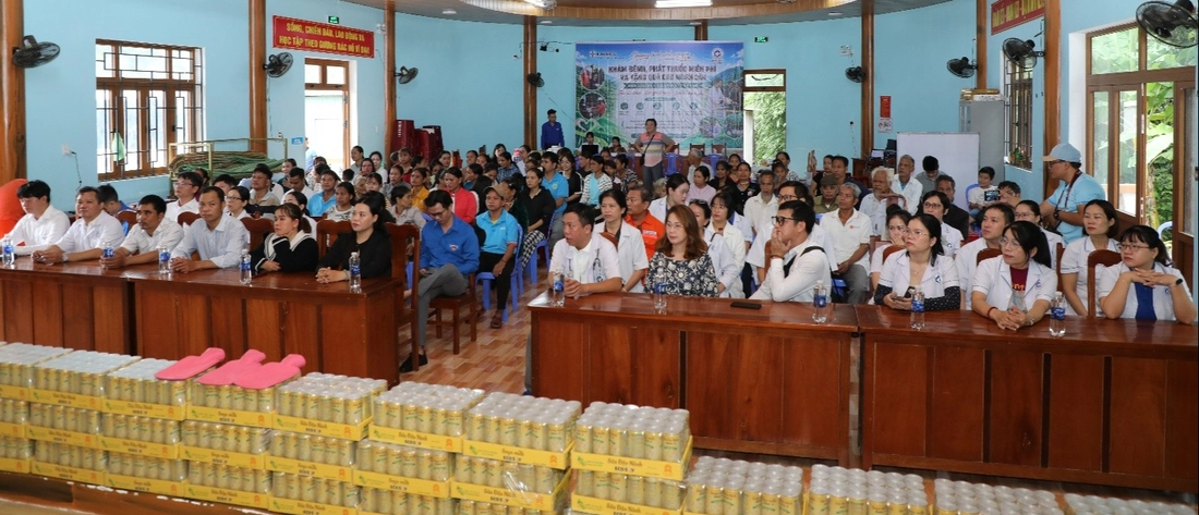 Thủy điện A Vương phối hợp khám bệnh, phát thuốc và trao quà tại xã Bến Hiên - Ảnh 3.