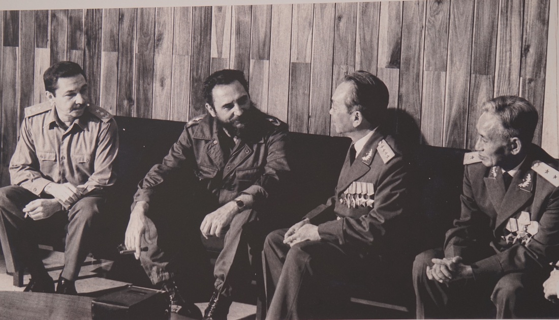 Những hình ảnh quý từ Cuba, Chủ tịch Fidel Castro chặt mía, đọc sách giữa núi rừng - Ảnh 10.