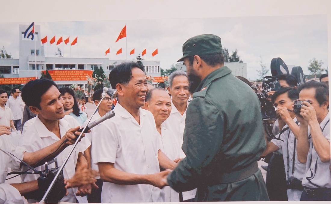 Những hình ảnh quý từ Cuba, Chủ tịch Fidel Castro chặt mía, đọc sách giữa núi rừng - Ảnh 5.