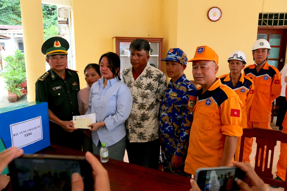 Cô gái sống sót 8 tiếng dù không biết bơi ở Đà Nẵng: 'Được các chú tìm thấy tôi như tái sinh' - Ảnh 7.