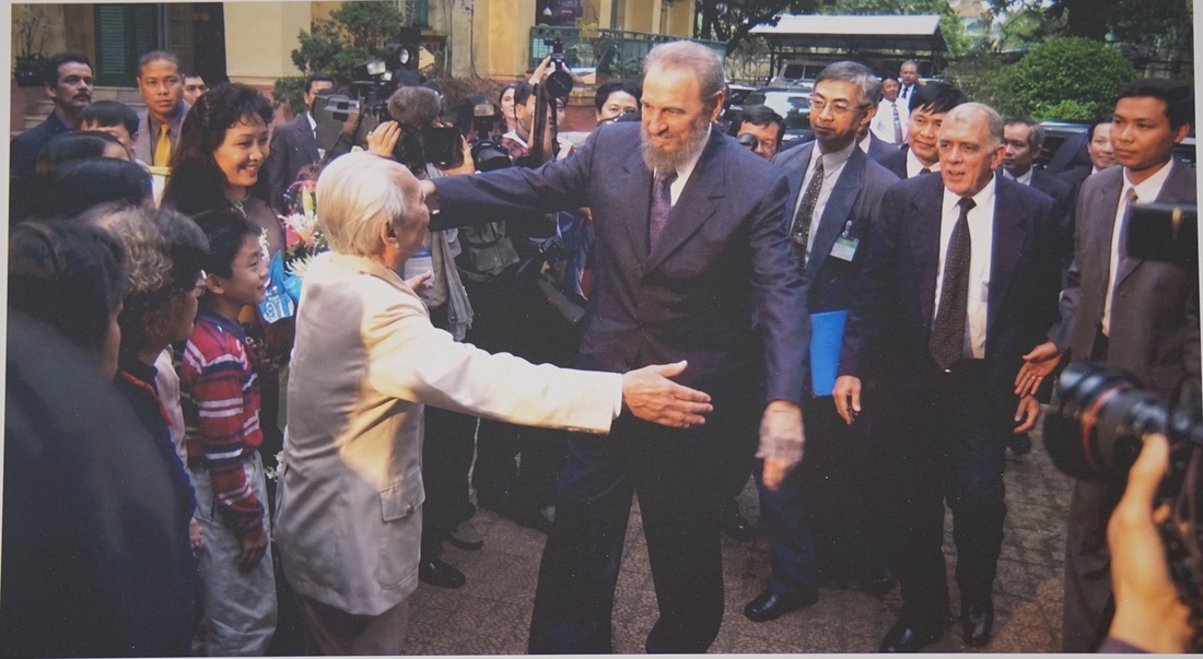 Những hình ảnh quý từ Cuba, Chủ tịch Fidel Castro chặt mía, đọc sách giữa núi rừng - Ảnh 11.