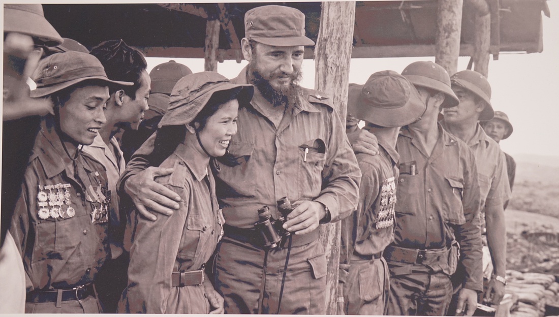 Những hình ảnh quý từ Cuba, Chủ tịch Fidel Castro chặt mía, đọc sách giữa núi rừng - Ảnh 6.