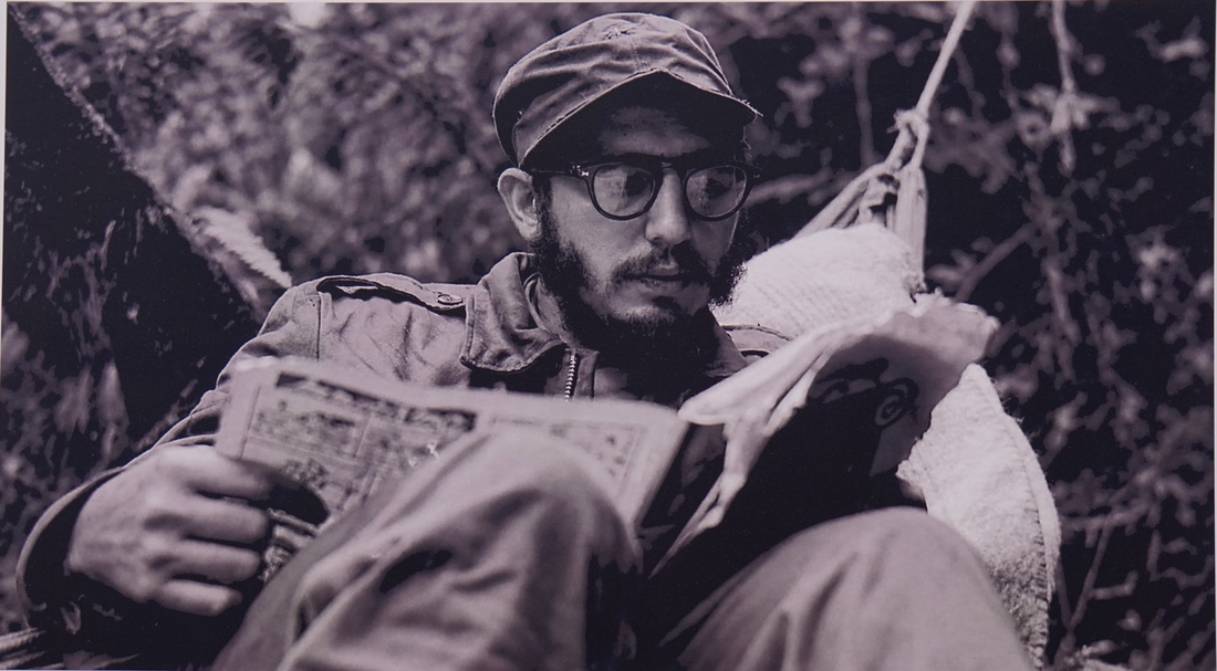 Những hình ảnh quý từ Cuba, Chủ tịch Fidel Castro chặt mía, đọc sách giữa núi rừng - Ảnh 1.
