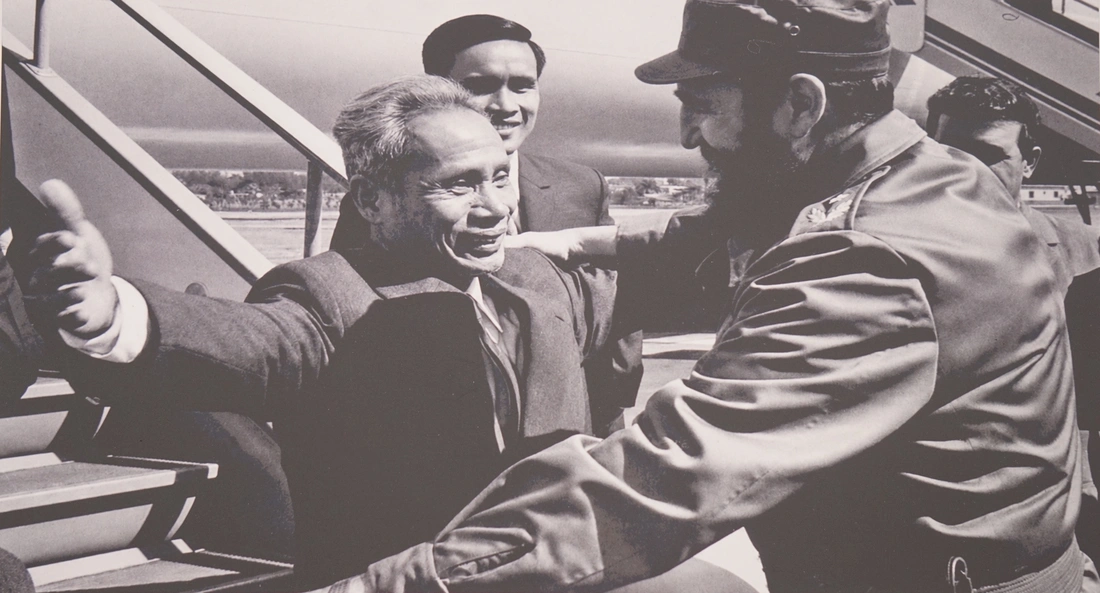 Những hình ảnh quý từ Cuba, Chủ tịch Fidel Castro chặt mía, đọc sách giữa núi rừng - Ảnh 9.