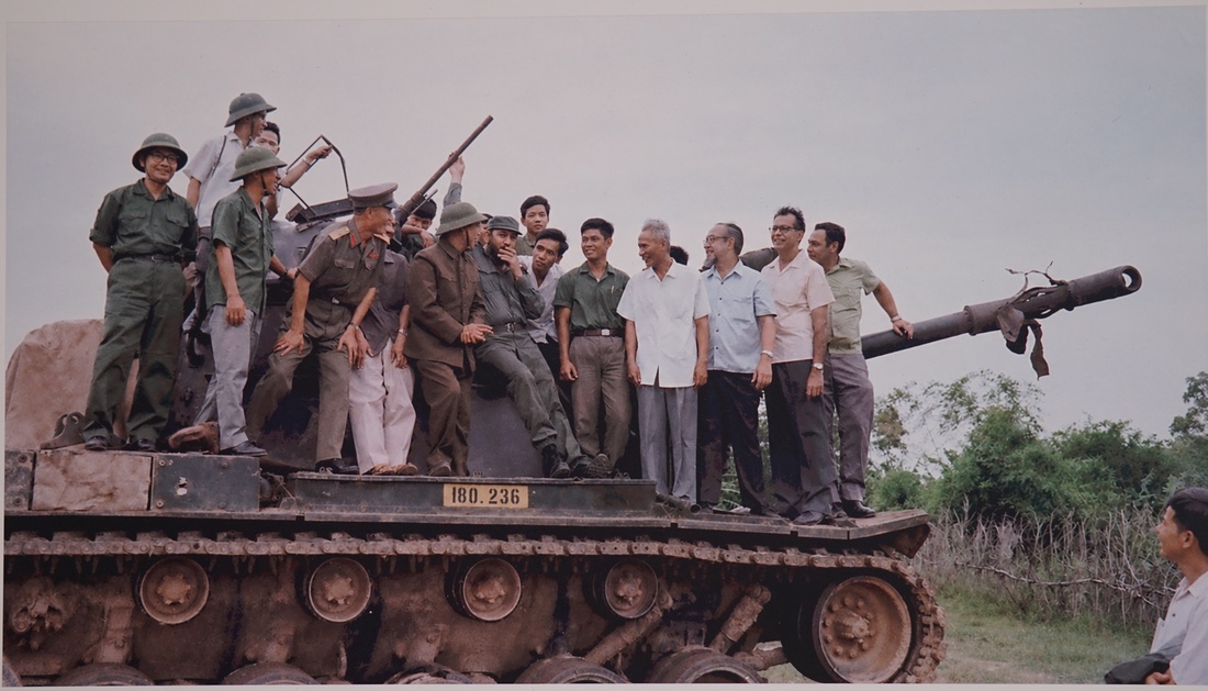 Những hình ảnh quý từ Cuba, Chủ tịch Fidel Castro chặt mía, đọc sách giữa núi rừng - Ảnh 8.