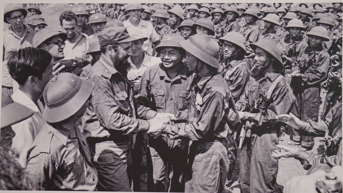 Những hình ảnh quý từ Cuba, Chủ tịch Fidel Castro chặt mía, đọc sách giữa núi rừng - Ảnh 7.