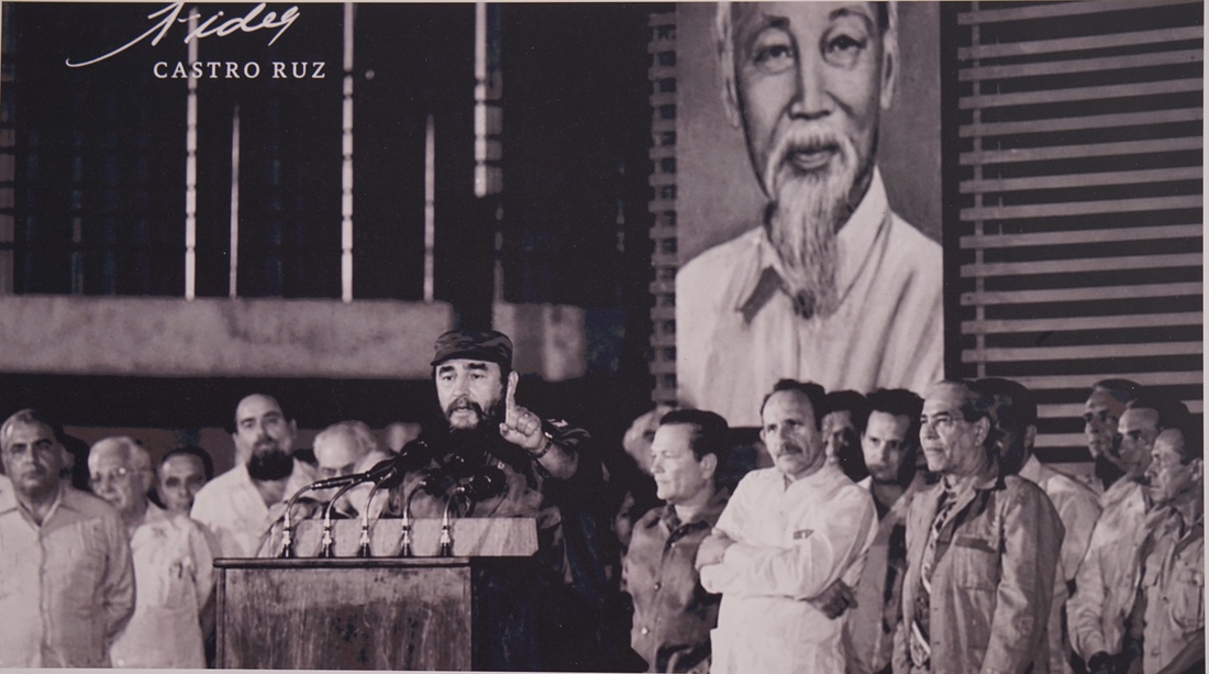 Những hình ảnh quý từ Cuba, Chủ tịch Fidel Castro chặt mía, đọc sách giữa núi rừng - Ảnh 4.