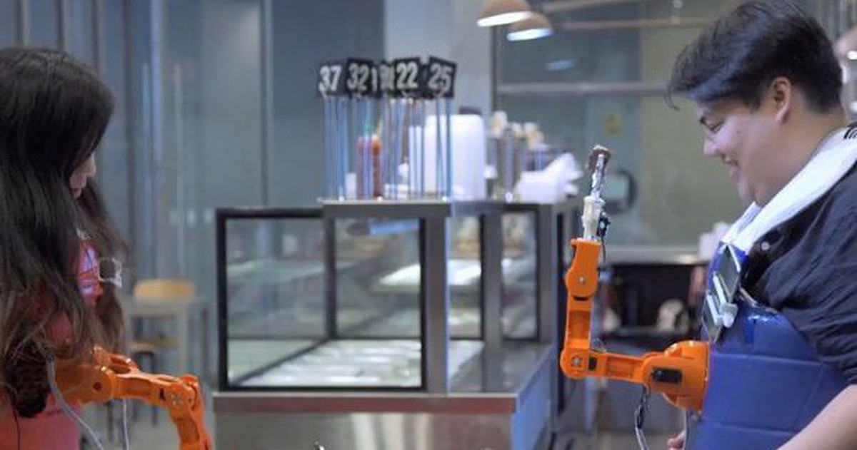 Độc đáo cánh tay robot đút thức ăn cho người