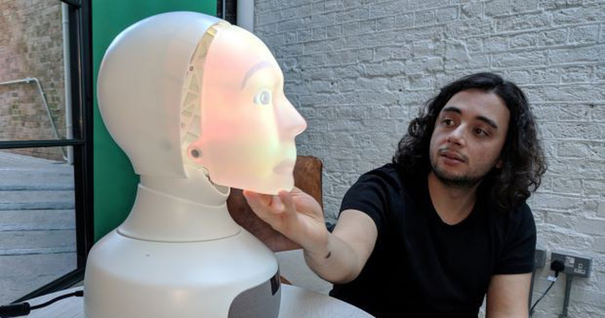 Robot chuyên tâm sự với con người