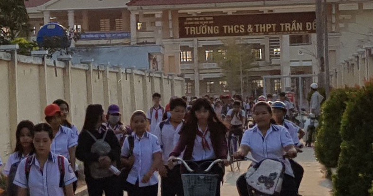 Hiệu trưởng phạt 42 học sinh đứng hành lang hơn 2 giờ