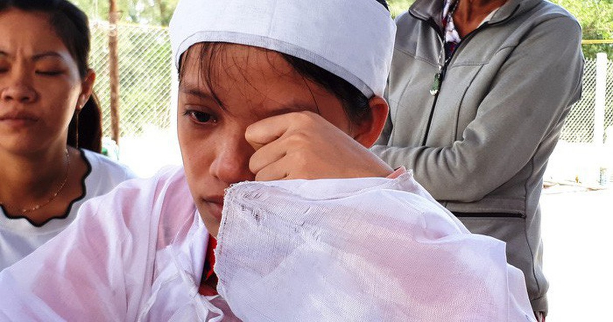 'Làm được nửa bài thi tôi lại nhớ đến ba'