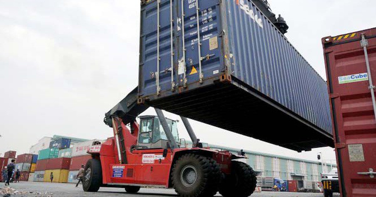 Container ứ đọng vì thông tư, doanh nghiệp lãnh đủ - Tuổi Trẻ Online