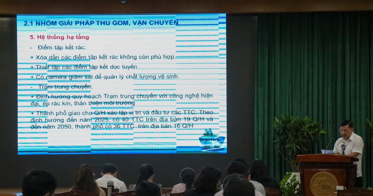 TP.HCM nghiên cứu giảm 50% học phí cho con người thu gom rác