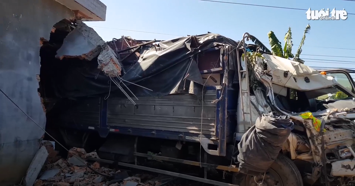 Video: Xe tải tông sập nhà dân, gia đình 5 người thoát chết
