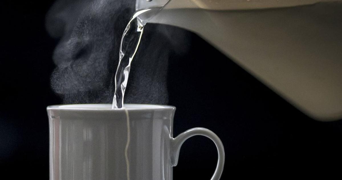 Uống trà quá nóng tăng gấp đôi nguy cơ ung thư thực quản