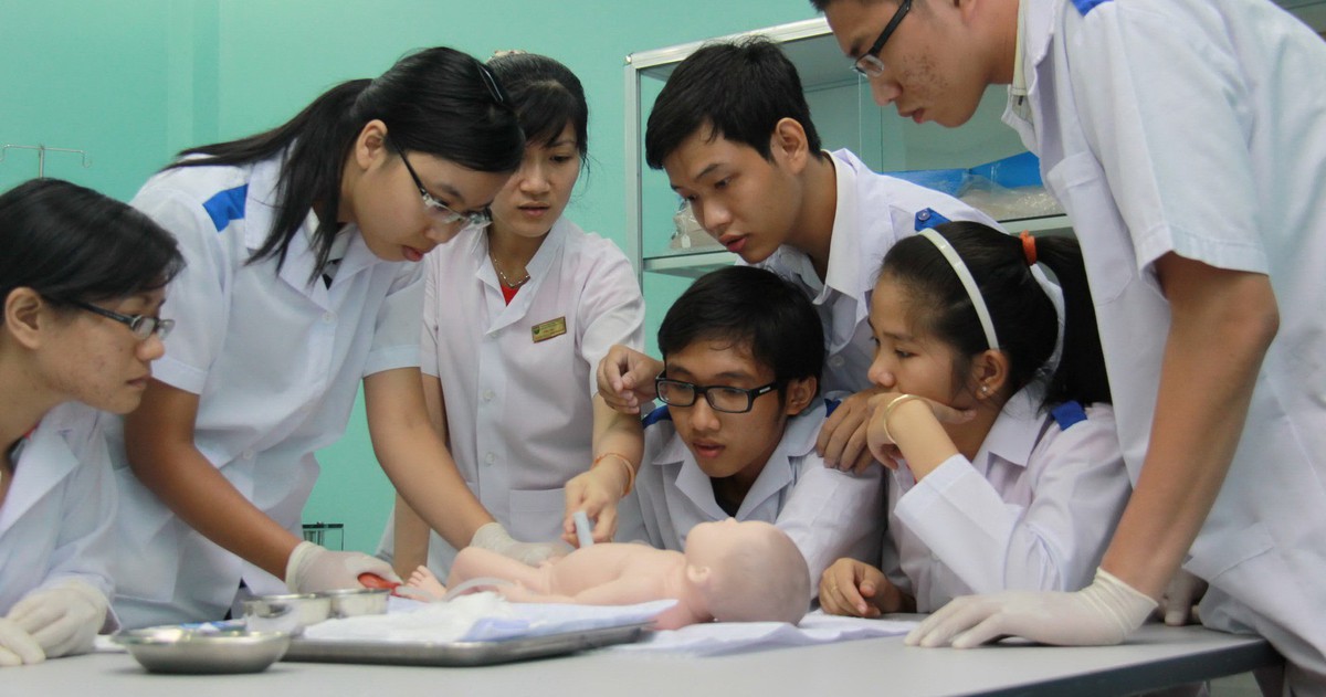 SV ngành y Trường ĐH Y khoa Phạm Ngọc Thạch thực hành trên mô hình tại trường (Nguồn: Báo Tuổi Trẻ)