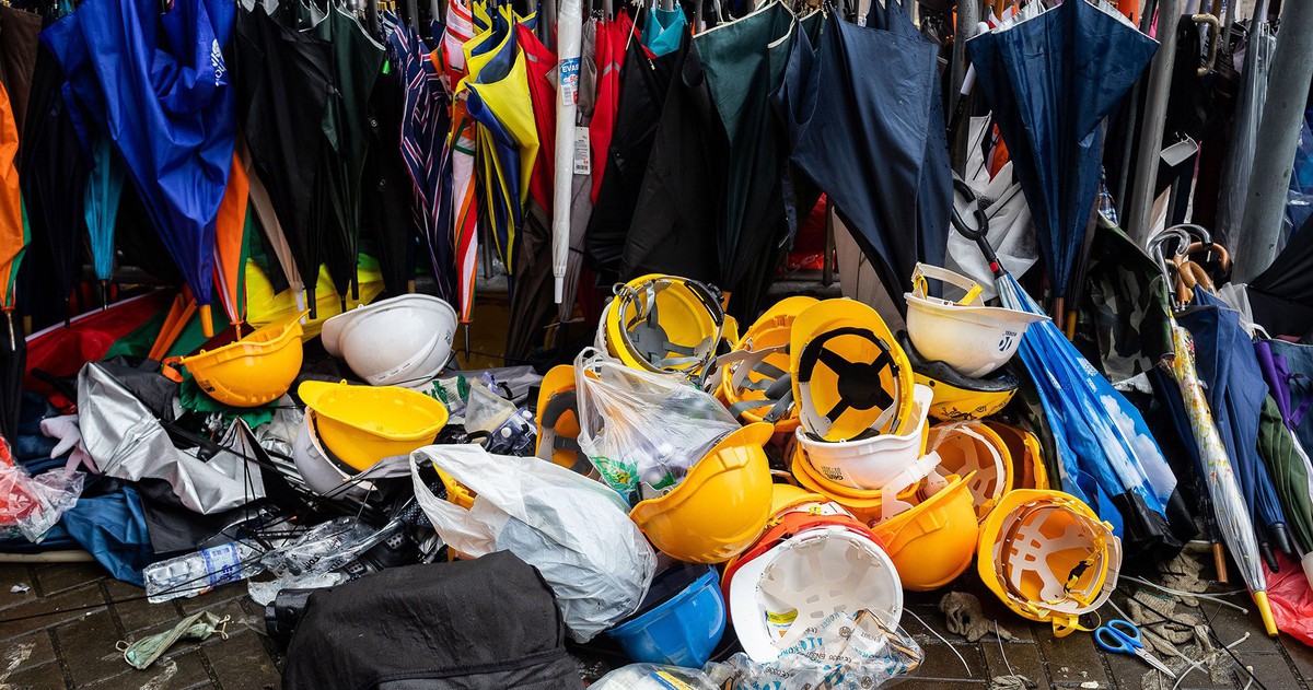 Biểu tình Hong Kong dai dẳng, đồ bảo hộ thành 'hàng nhạy cảm'