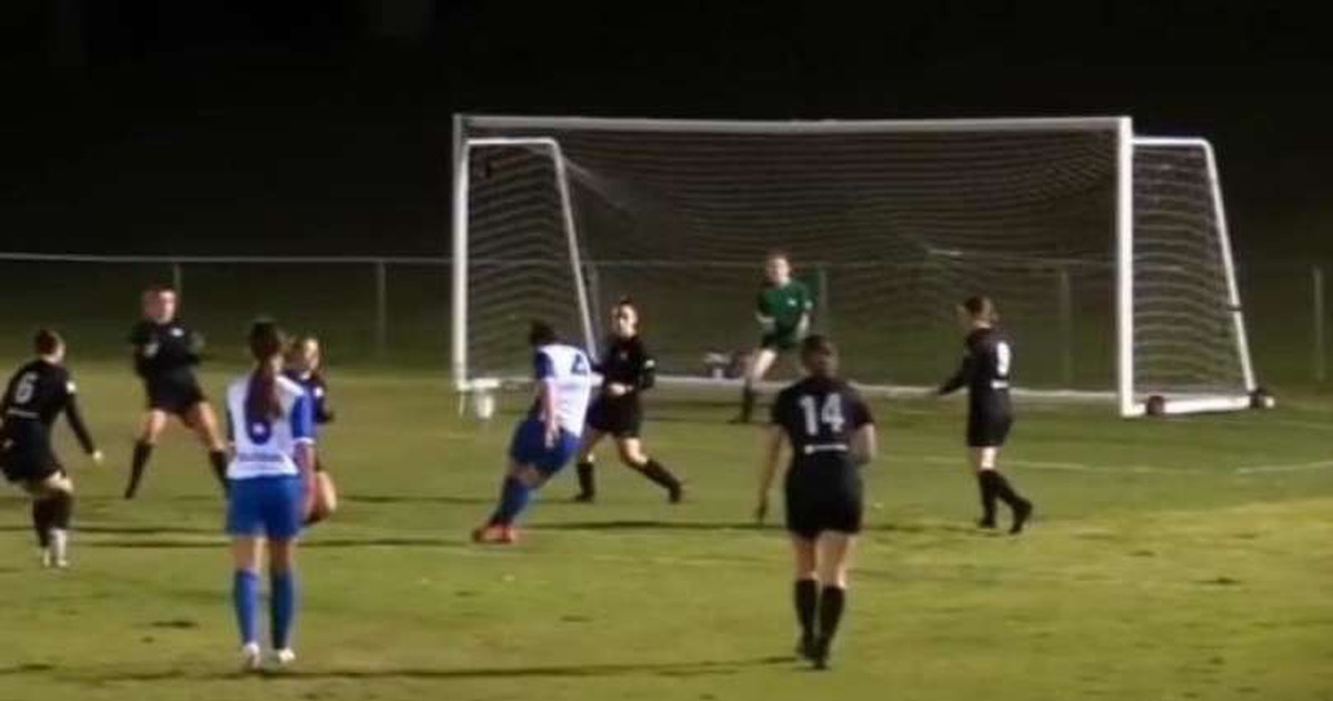 Nữ cầu thủ Úc ghi 'siêu phẩm Rabona', dân mạng thách 'đố Messi và Ronaldo làm được'