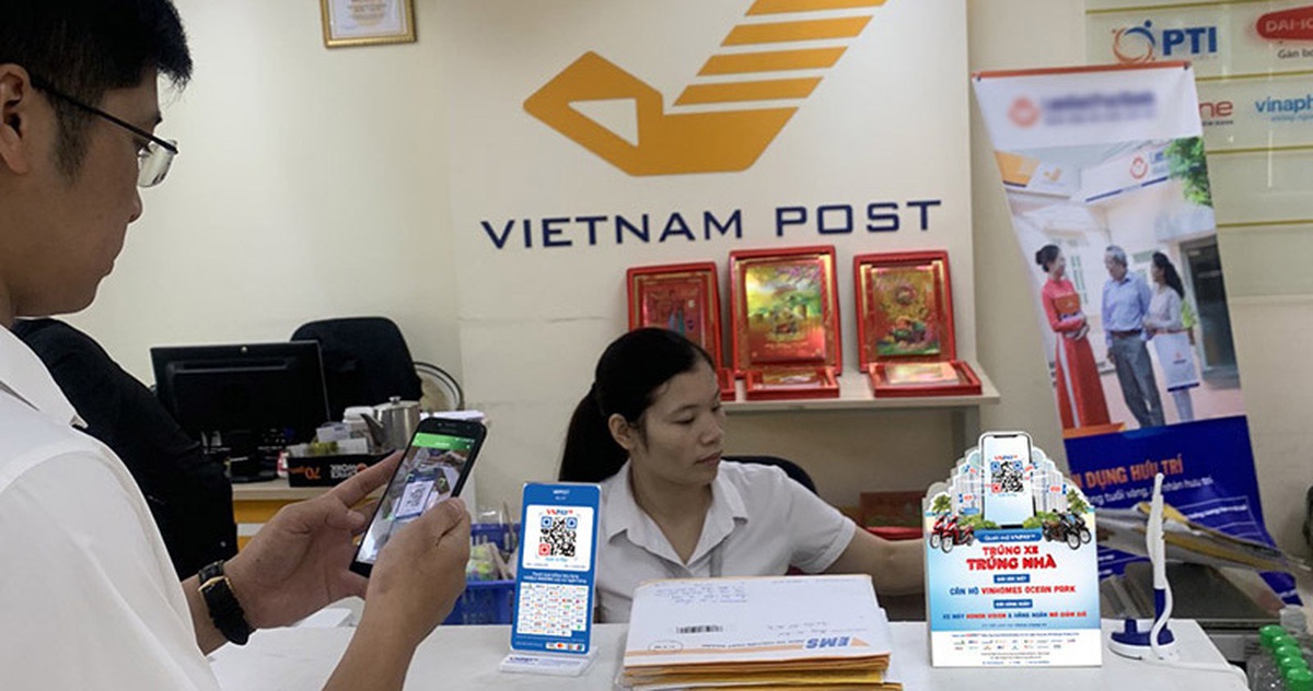 Người dân hào hứng với thanh toán QR Code tại Bưu điện Việt Nam