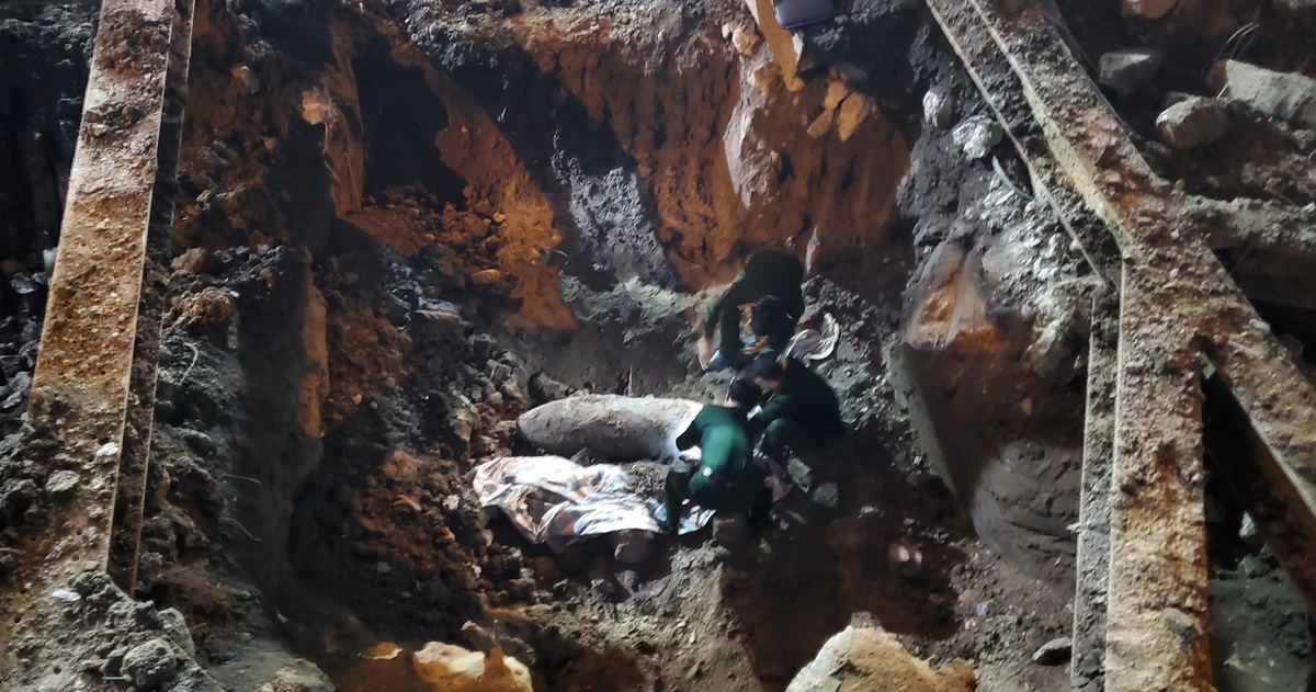 Cấm dùng điện thoại trong bán kính 200m quanh quả bom to còn 2 ngòi nổ