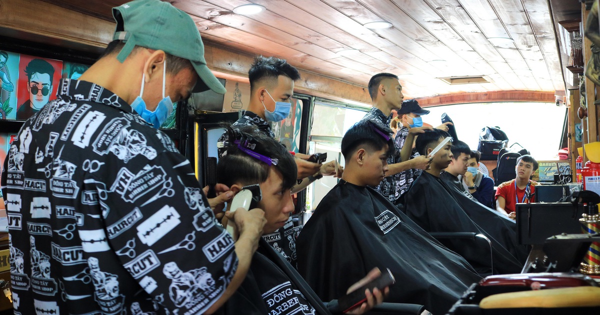 Tấp nập ở tiệm cắt tóc trên xe buýt trước ký túc xá Bách khoa TP.HCM