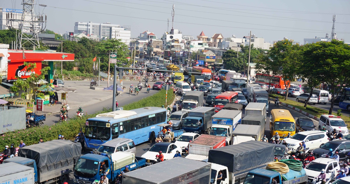 TP.HCM nên chuyển vận tải hàng hóa từ ngày sang đêm?