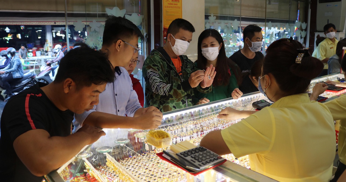 Lên 45 triệu đồng/lượng, giá vàng trong nước vẫn thấp hơn thế giới