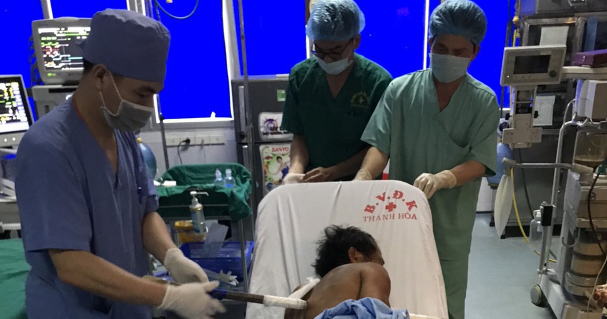 10 y bác sĩ mổ khẩn cấp cứu sống bệnh nhân bị xà beng xuyên ngực