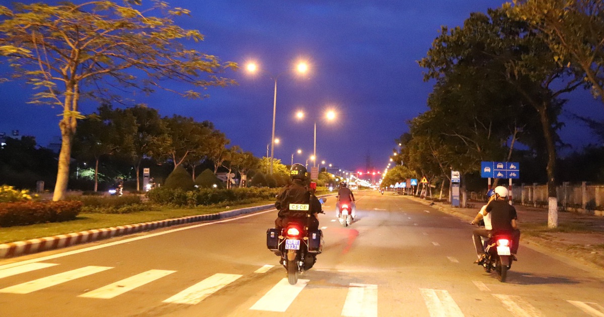 Theo chân Cảnh sát 911 Đà Nẵng tuần tra tâm dịch