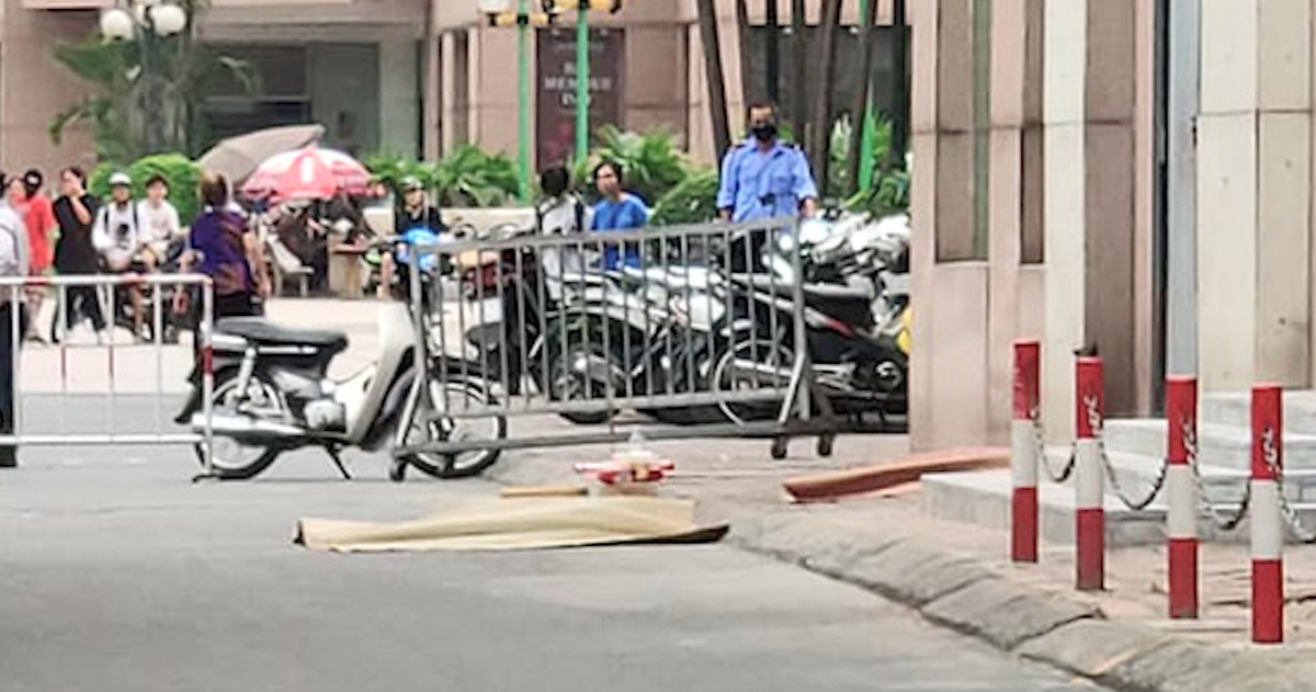 Video: Hiện trường vụ bé gái rơi từ tầng 12 tử vong, mẹ khóc ngất bên thi thể con ở Hà Nội - Tuổi Trẻ Online