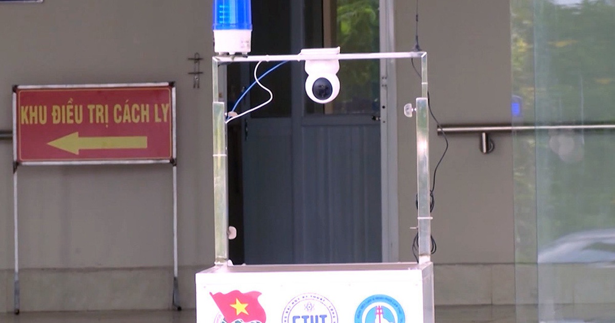 Thầy giáo trẻ chế robot thay người phục vụ khu cách ly điều trị bệnh nhân COVID-19