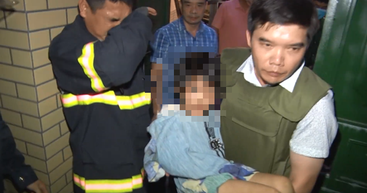 Công an phải đột nhập giải cứu bé gái bị cha và người tình đánh gãy tay