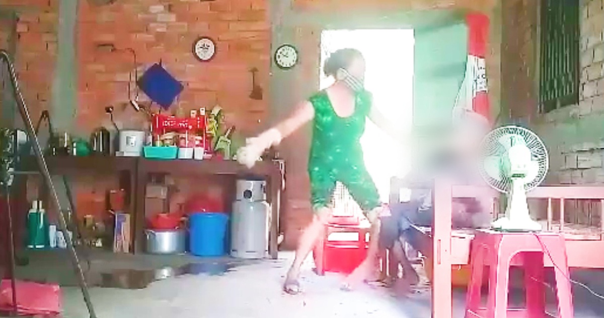 Video: Công an vào cuộc xác minh vụ con ruột đánh mẹ gây phẫn nộ dư luận - Tuổi Trẻ Online