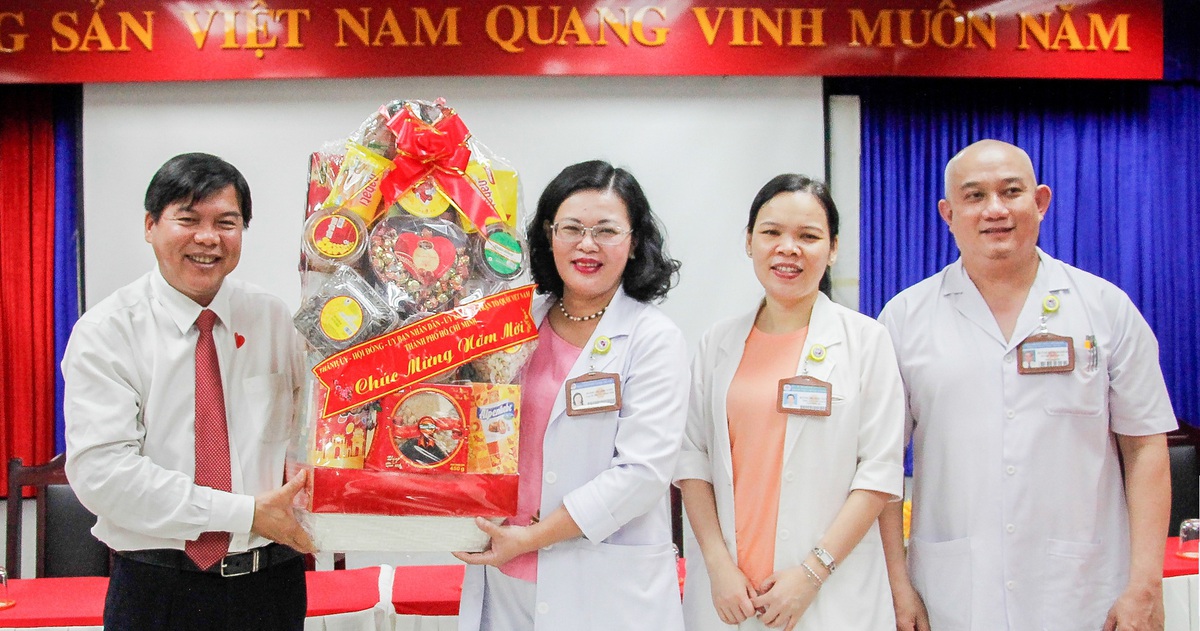 HĐND TP.HCM thăm, tặng quà chúc Tết Bệnh viện Hùng Vương và các hộ nghèo