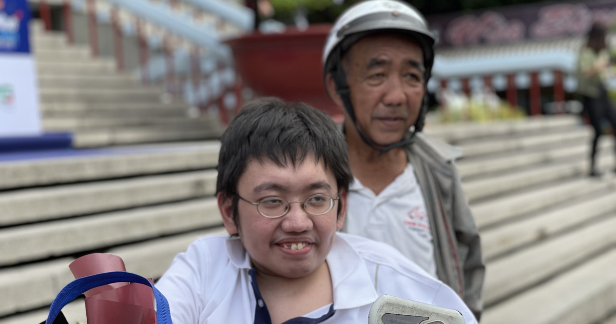 Cha, con và lễ tốt nghiệp đặc biệt: 15 năm cùng nhau đến giảng đường