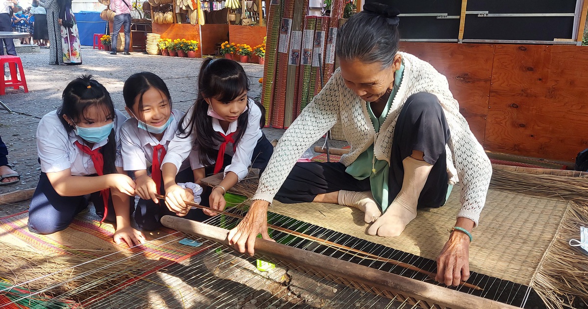 Học trò Cần Thơ đi 'hội chợ xuân' học làm văn