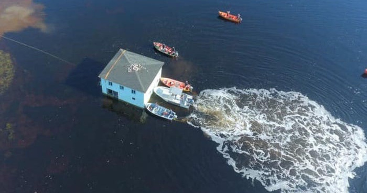 Vợ chồng 'thần đèn' Canada dời nhà theo đường thủy