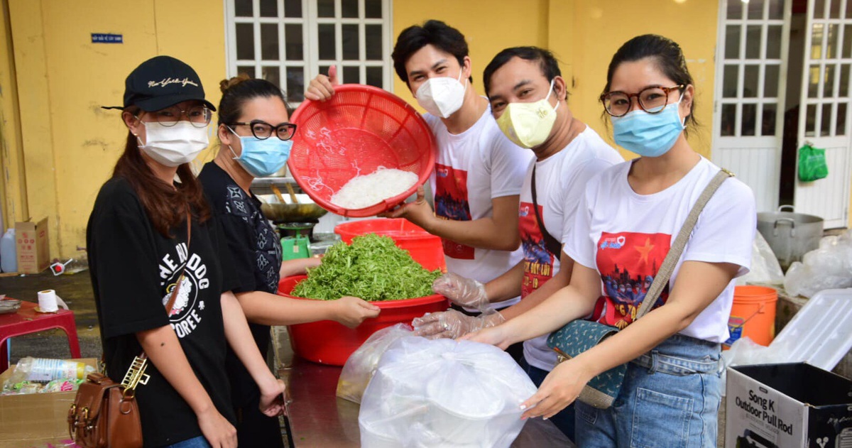 Nghệ sĩ, nhóm thiện nguyện hăng hái chi viện cho các điểm phòng chống dịch - Tuổi Trẻ Online