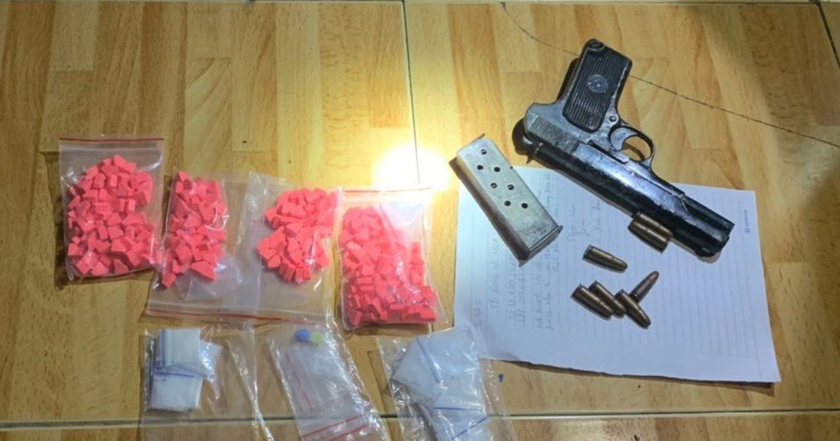 Bắt 2 nghi phạm mua bán ma túy luôn thủ súng quân dụng