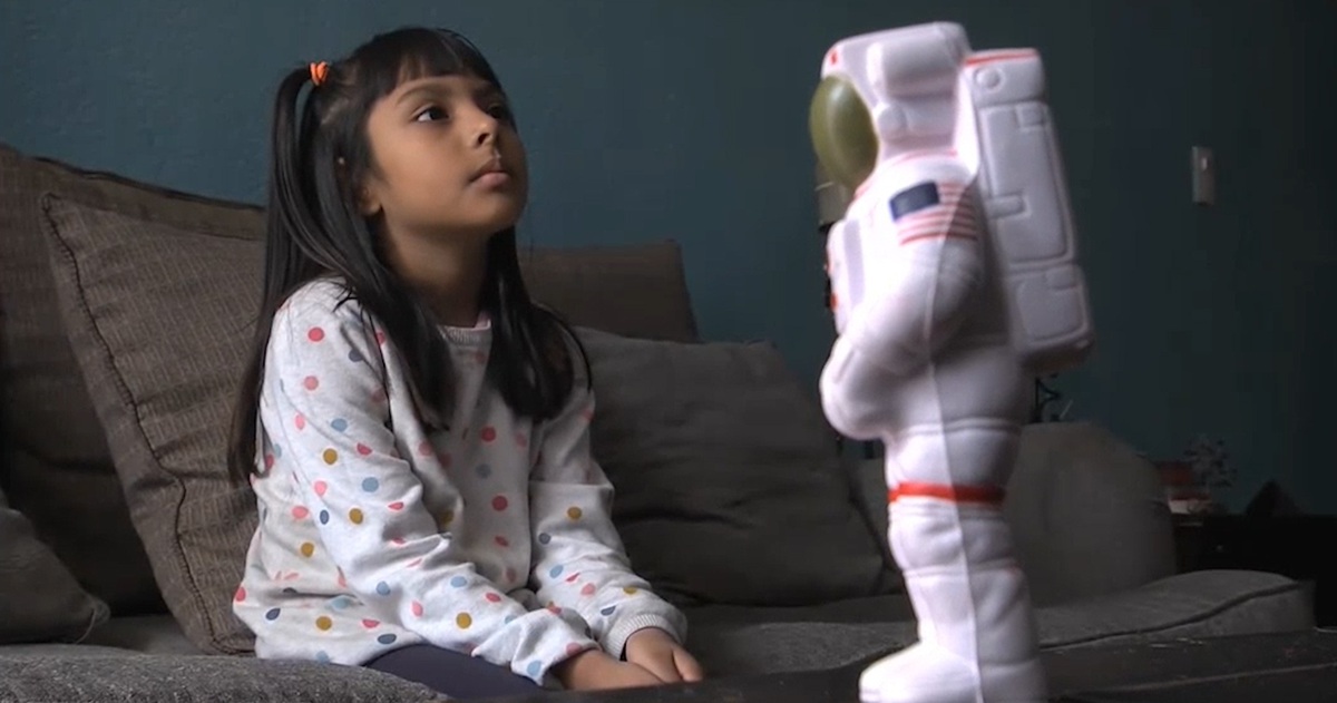 Video: Bé gái 10 tuổi học 2 trường đại học có chỉ số IQ cao hơn Einstein - Tuổi Trẻ Online