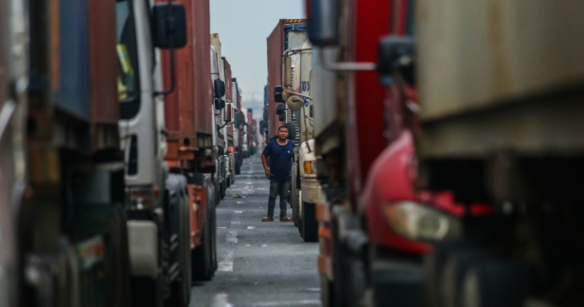 Container kẹt cứng trên xa lộ Hà Nội, Thủ Đức, 4 tiếng 'lết' được vài trăm mét