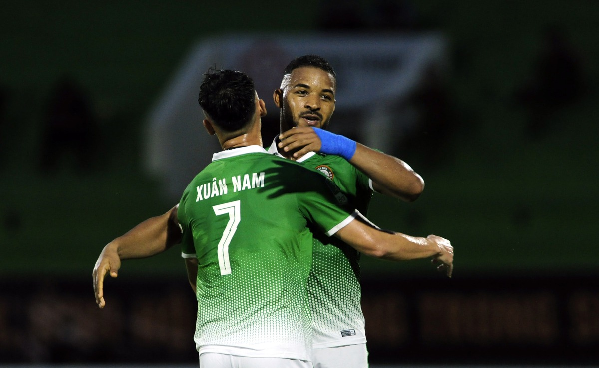 Rafaelson ăn mừng cùng HLV Đức Thắng sau hat-trick