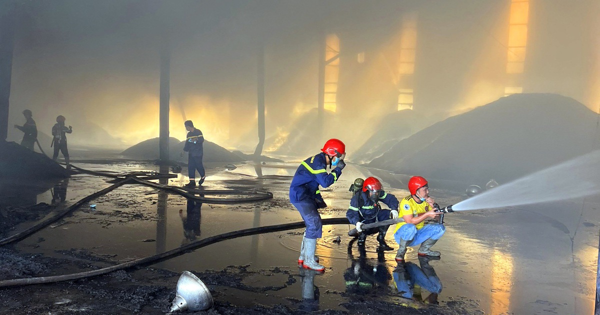 Cháy xưởng sản xuất viên nén gỗ rộng 3.000m2, nhiều máy móc, nguyên liệu bị thiêu rụi