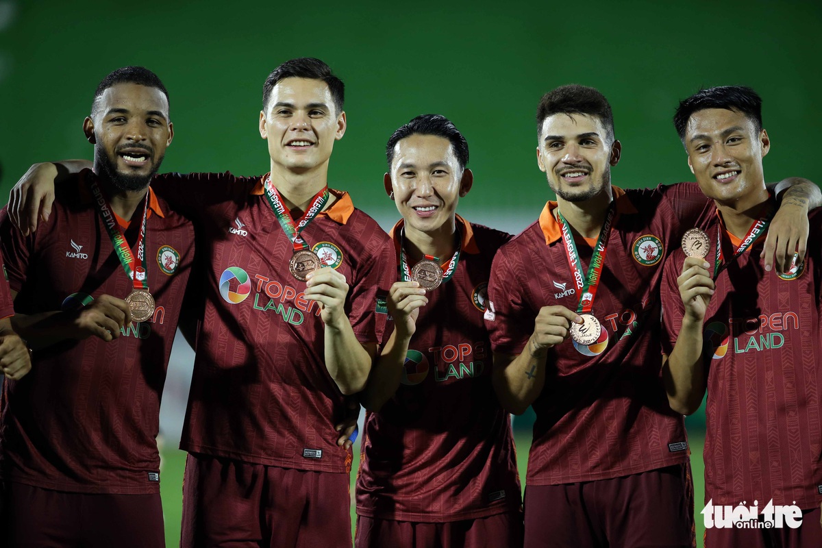 CLB Topenland Bình Định nhận HCĐ V-League 2022