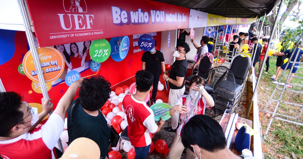 Tất bật chuẩn bị đón học sinh dự Ngày hội tư vấn tuyển sinh tại Cần Thơ